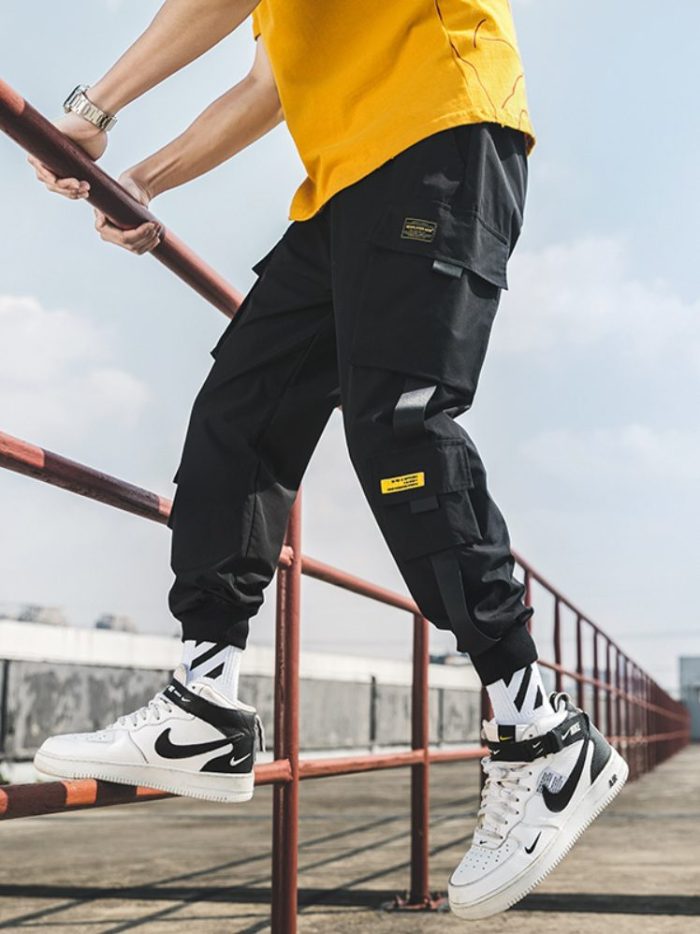 Jogging techwear noir avec des sneakers