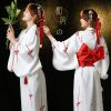 Kimono blanc avec ceinture rouge et des fleurs